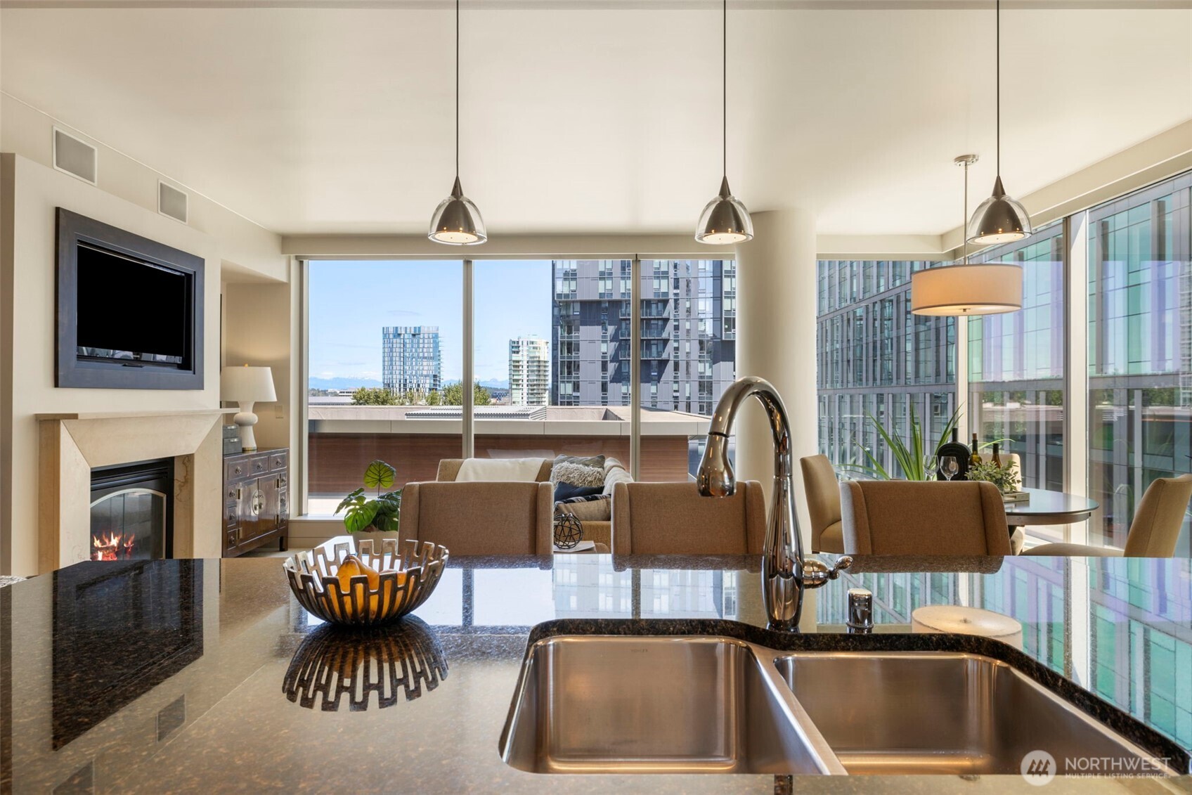 Elegant layout- great for entertaining