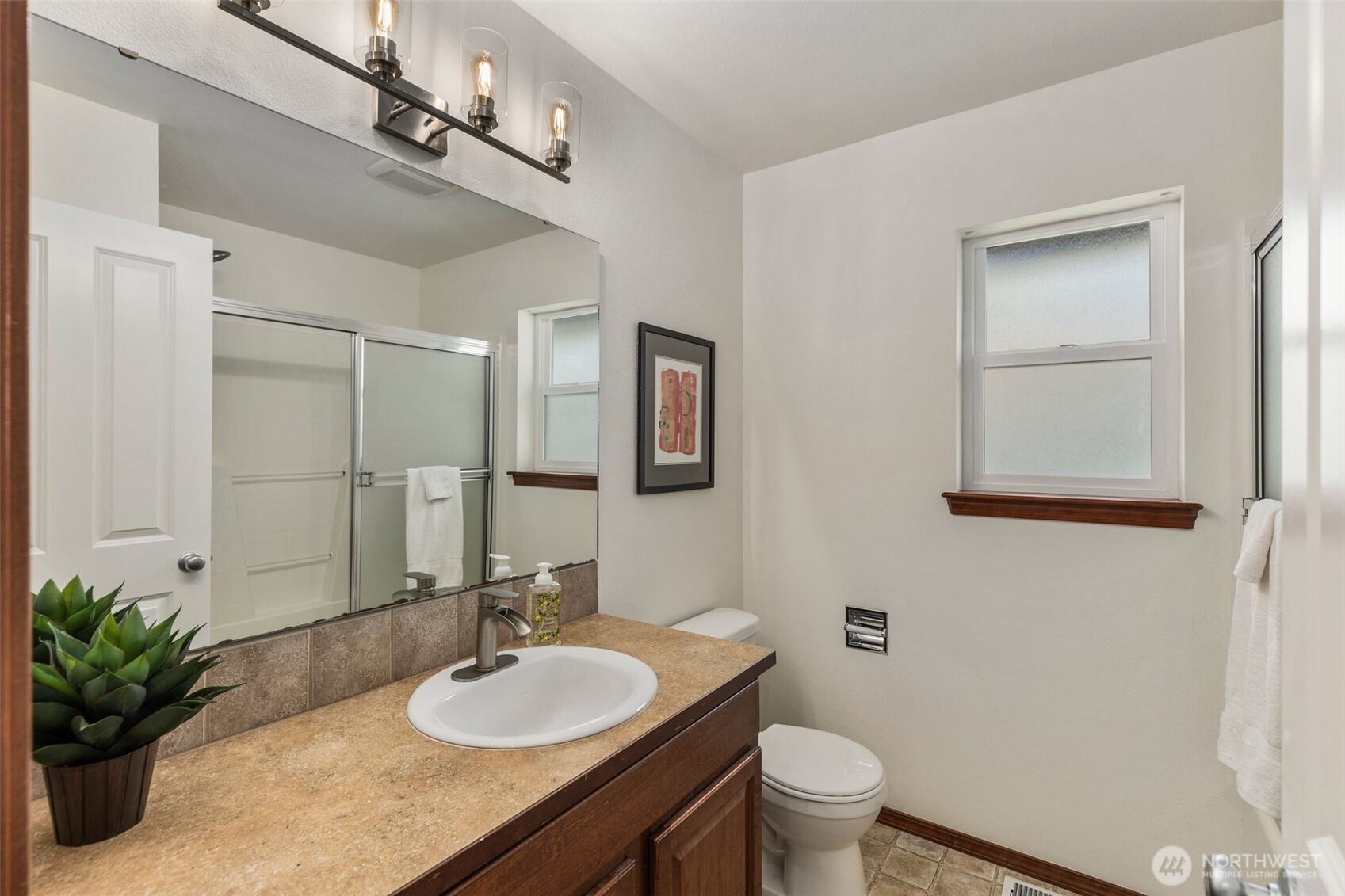 Upstairs guest/family full bathroom.