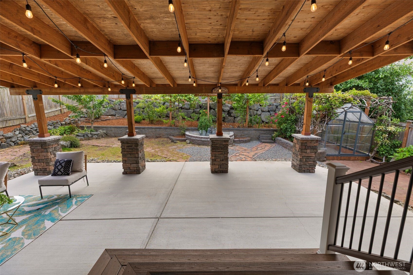Entertainer's dream! Year-round parties are possible.
