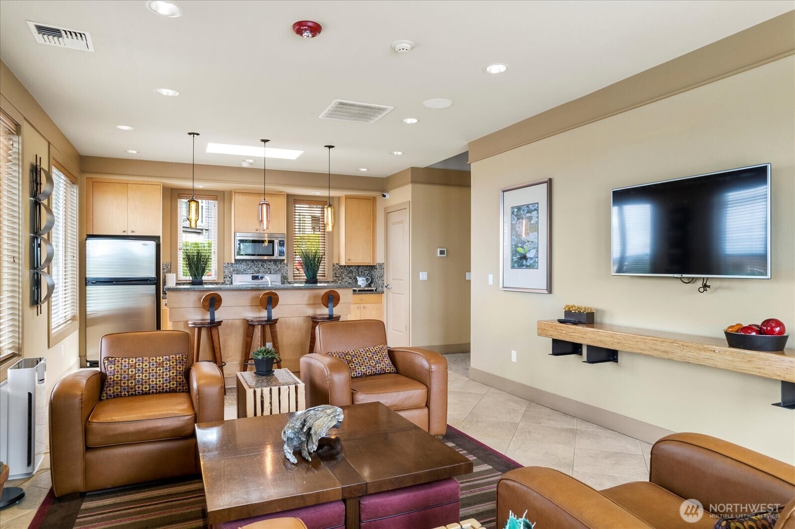 cozy lounge and full kitchen for a day 'at the pool '.