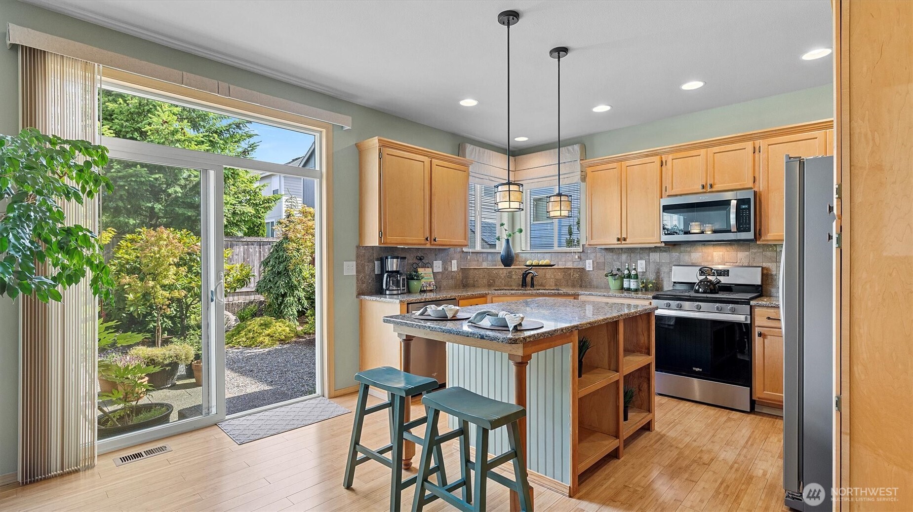 Spacious Kitchen w/ granite countertops