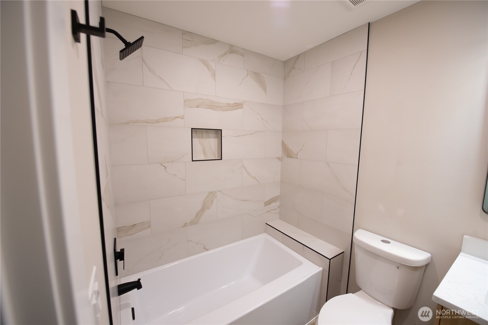 Main bathroom w/ bathtub
