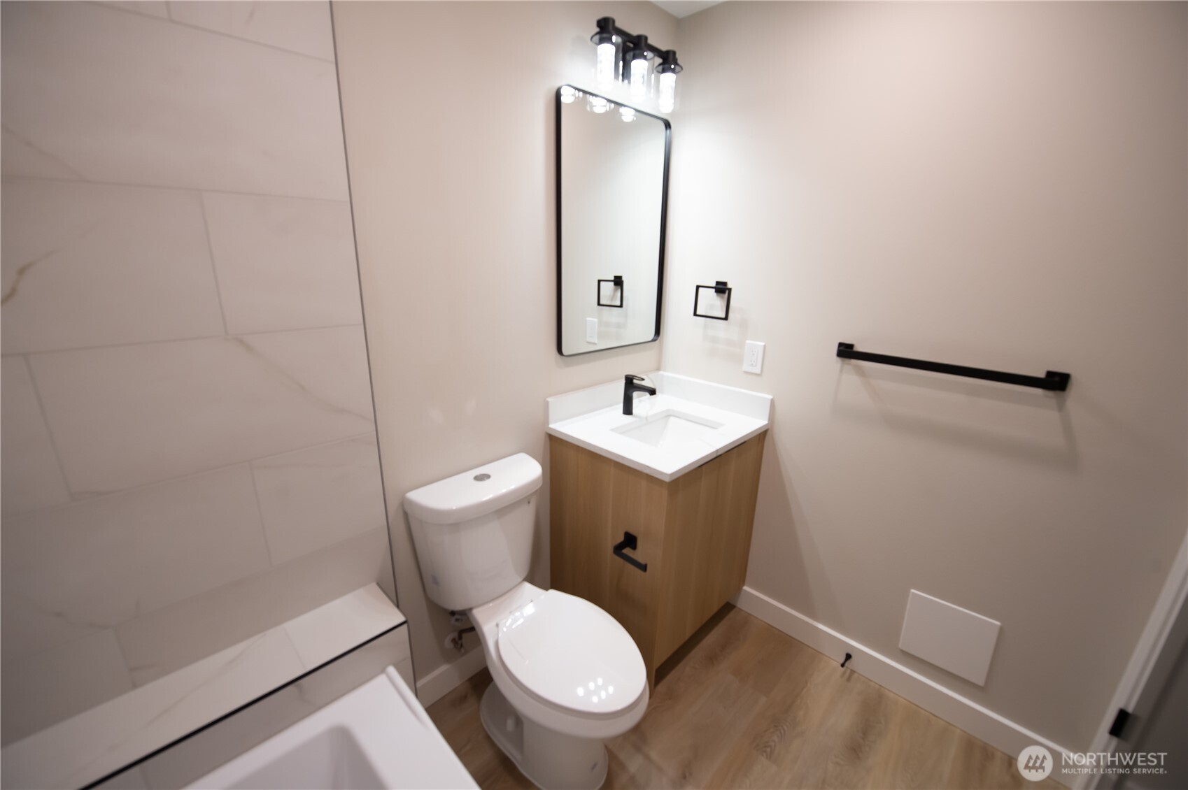 Main bathroom w/ bathtub