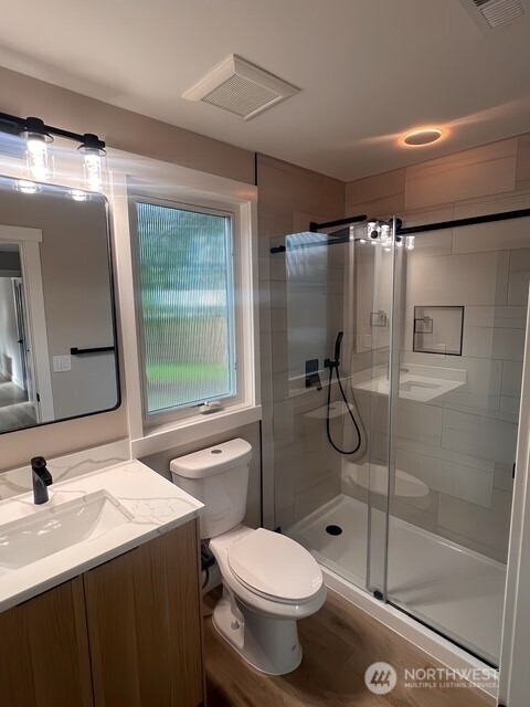 Master bed w/ bath & shower