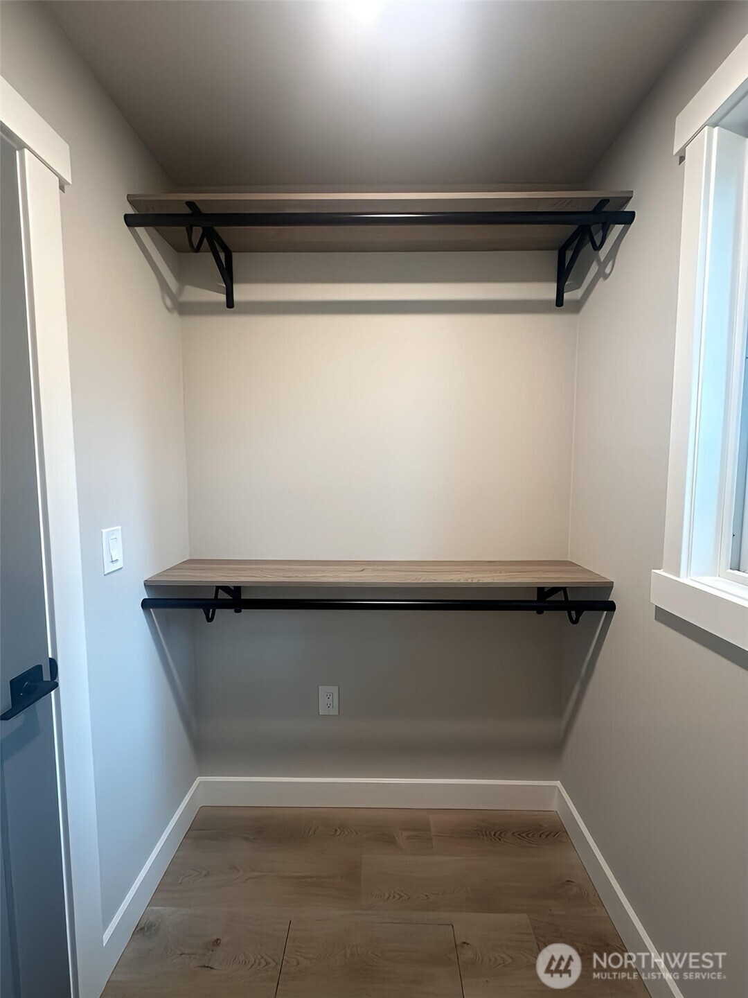 Master bed w/ walk-in closet