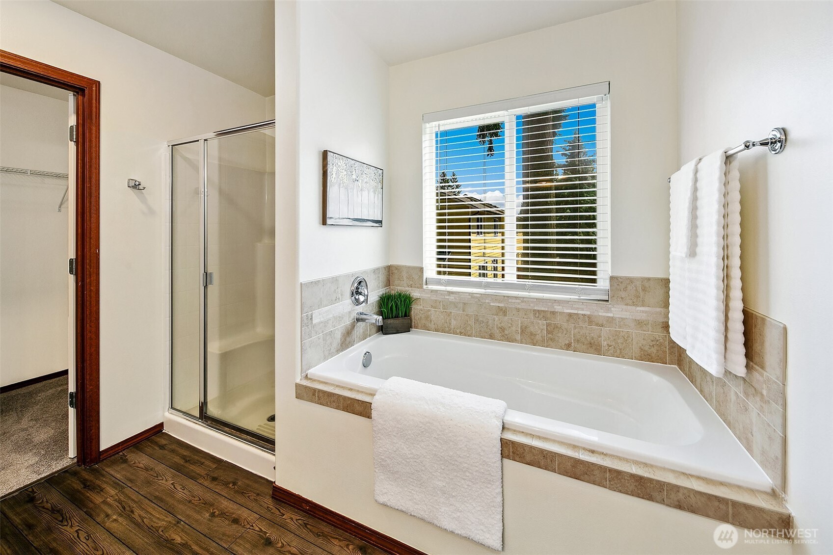 Luxurious soaking tub