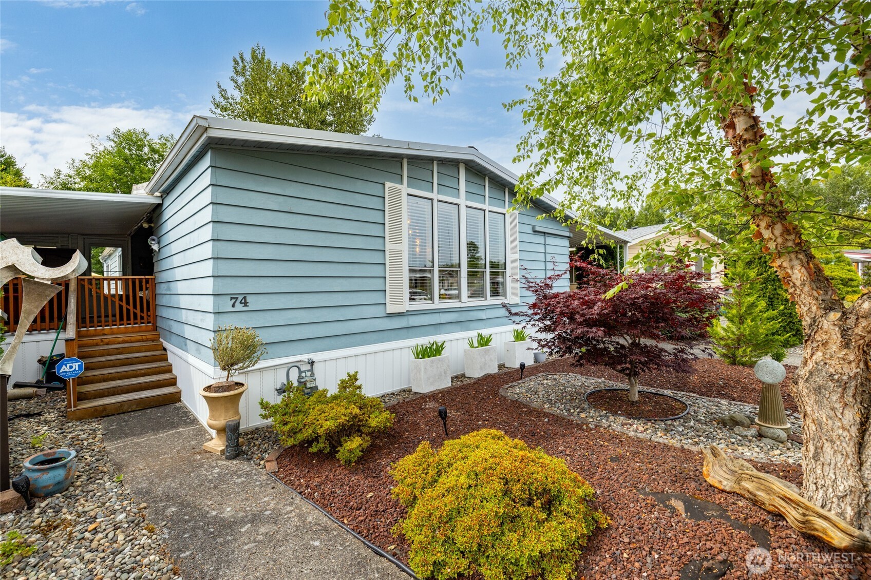 Let's start by touring the low-maintenance, impeccably maintained lot.