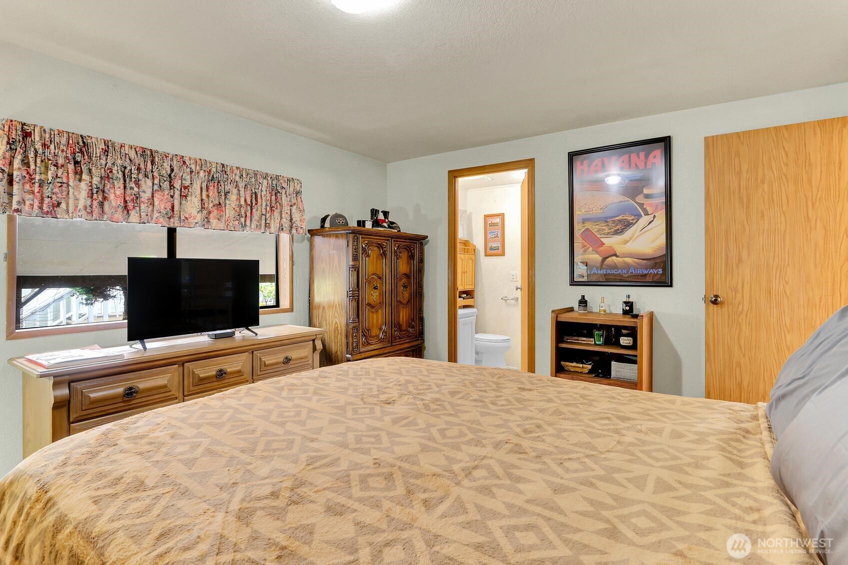 Guest Bedroom with Continental Entrance into the 3/4 Bath.