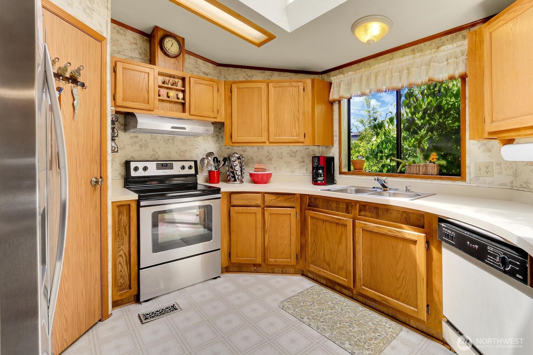 Skylight in Kitchen, Newer Stainless Range & Refrigerator!