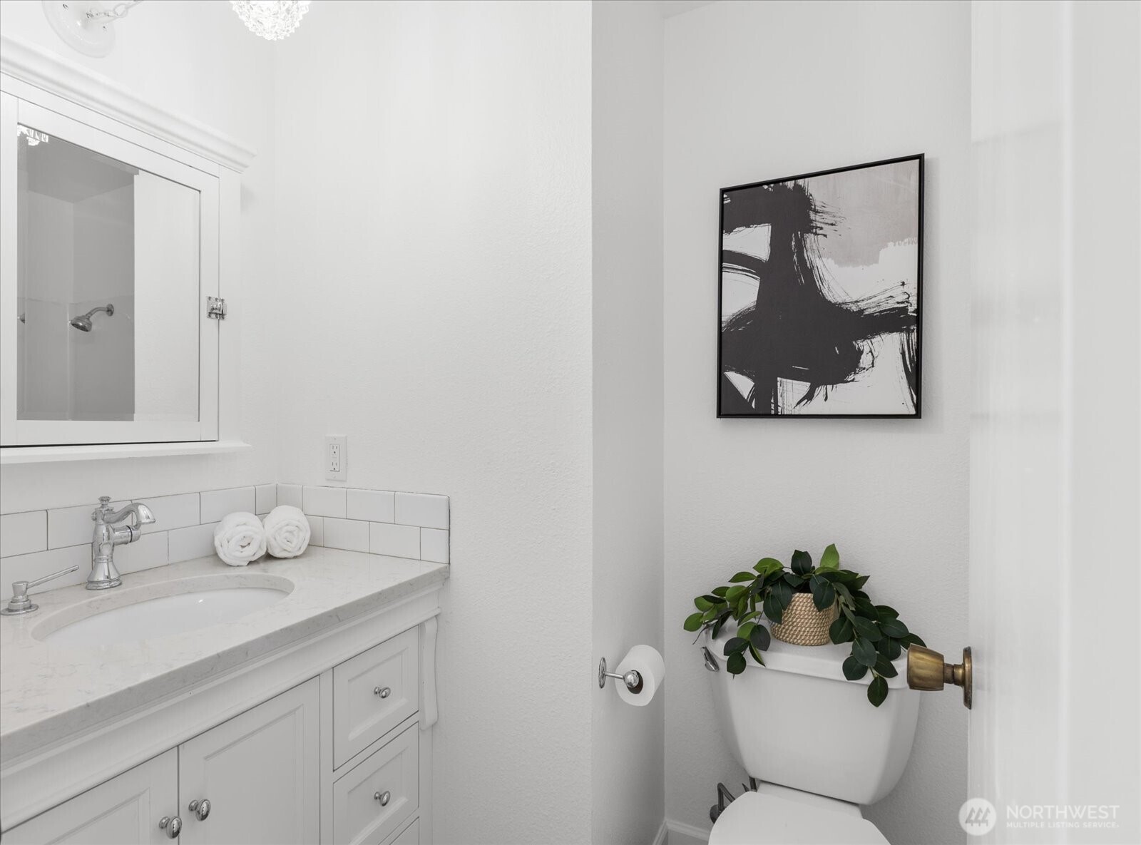Full bathroom off hallway.