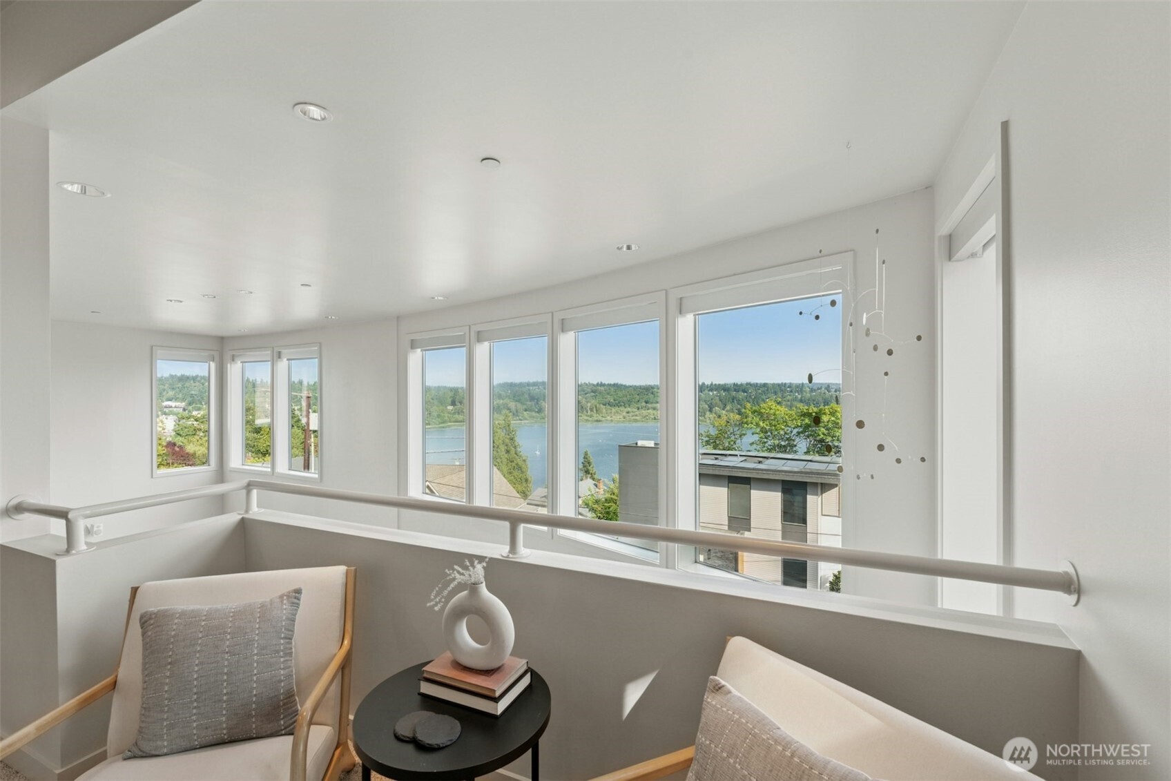 Additional seating area/nook with lake views