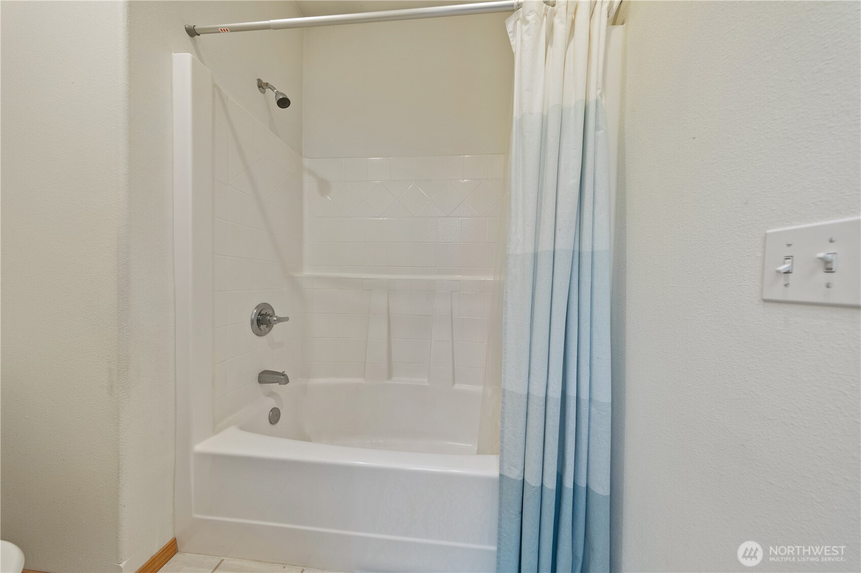 Hall or guest tub/shower.