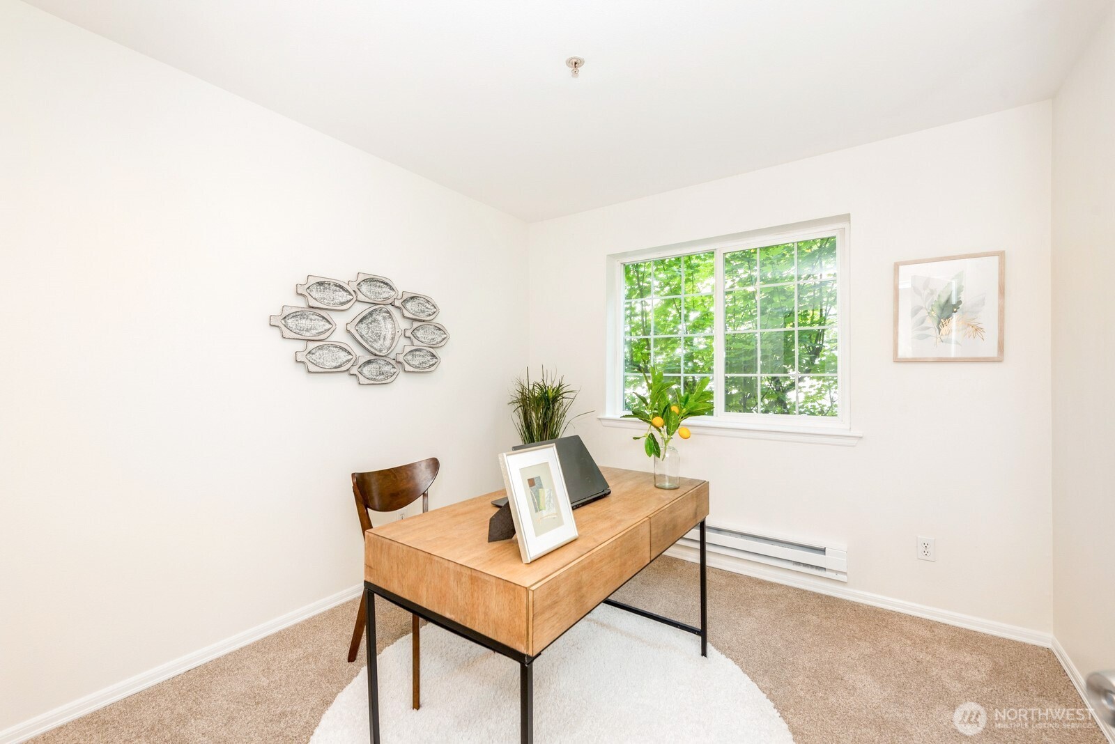 2nd guest bedroom that can be a home office.