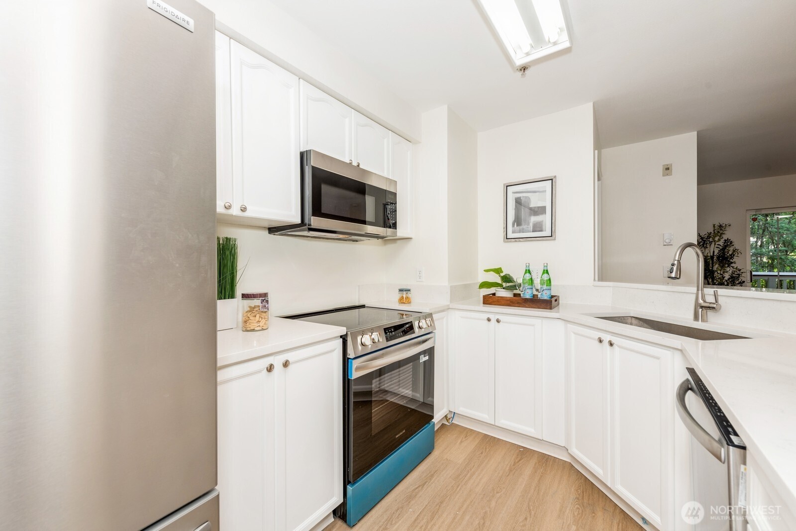 U shape kitchen with brand new SS appliacnes and plenty countertop space.