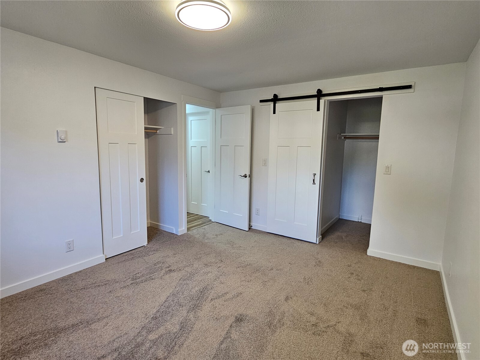 Primary Bedroom w/ Walkin closet