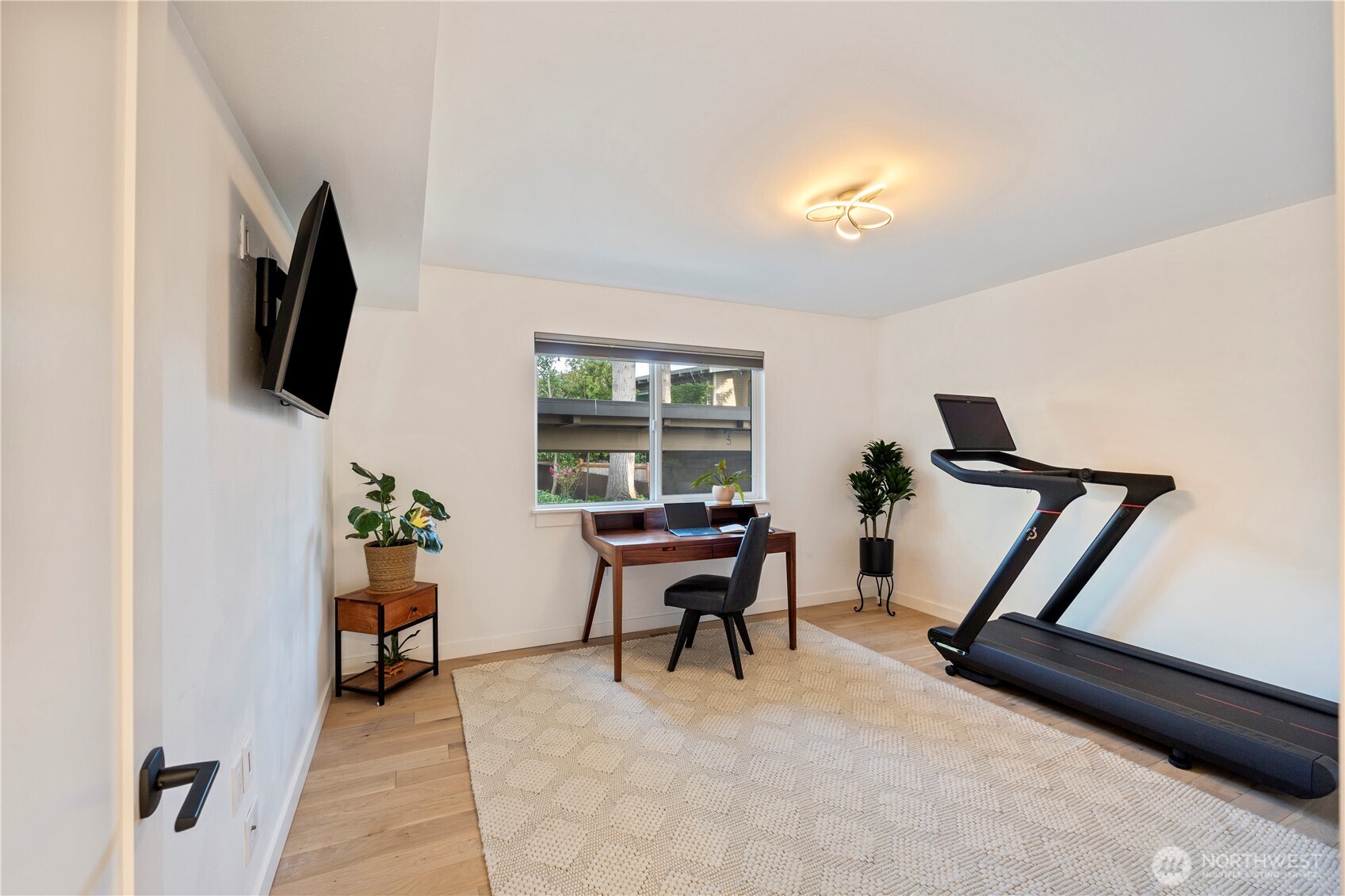 Spare bedroom with penty of room and a custom closet