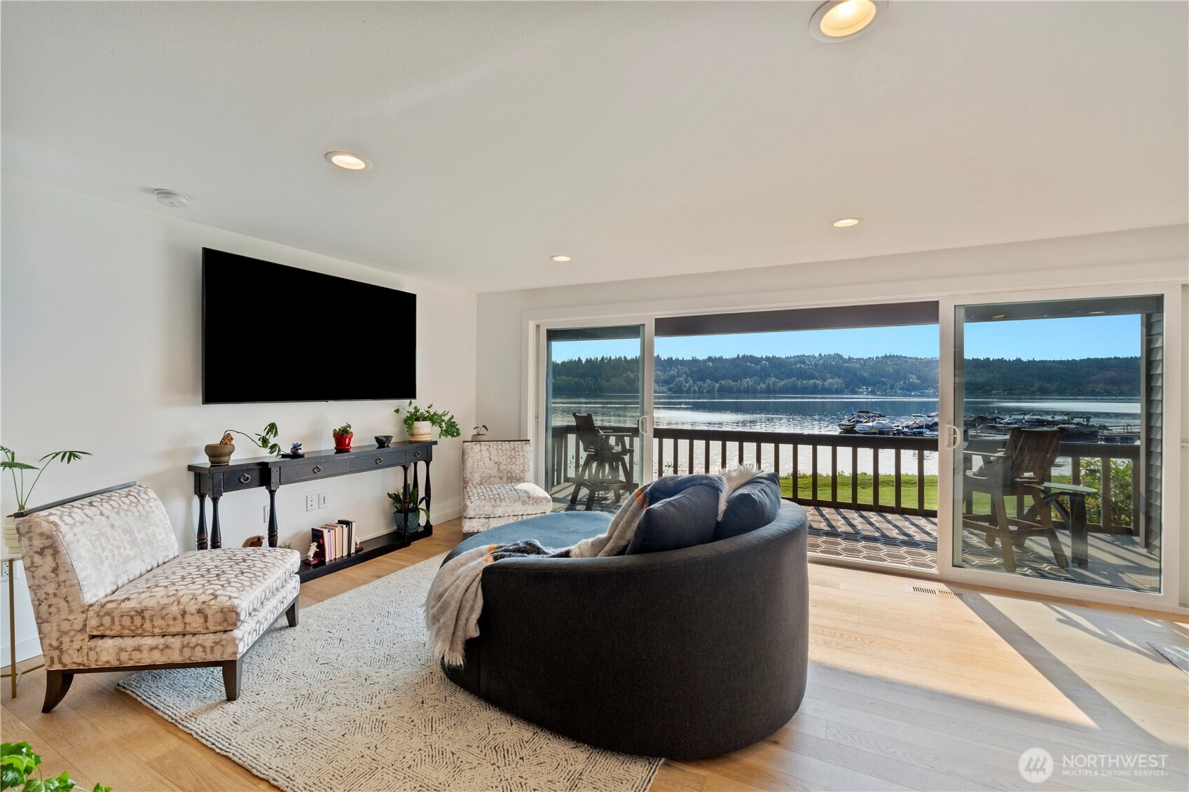 Livingroom space with acess out to the deck via a 16ft slider