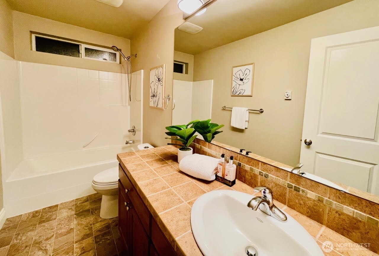 Full bathroom on upper level