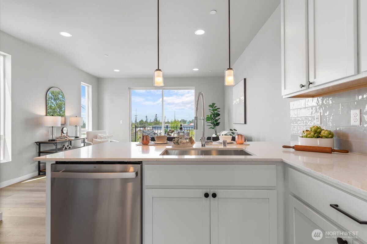 Photographs are for illustrative purposes only. Features, finishes, interior/exterior colors, landscaping and floorplan shown may vary from actual homes built.