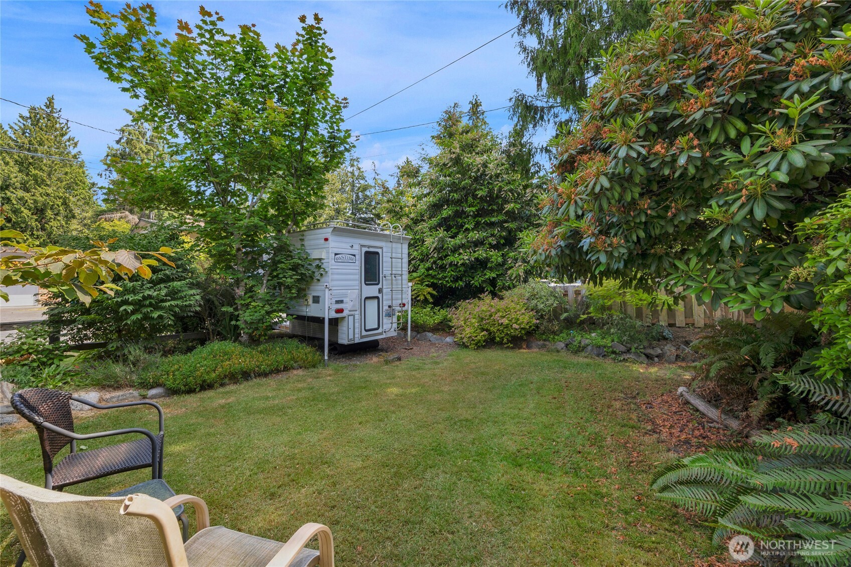 More front lawn area that shows space for boat or small RV parking