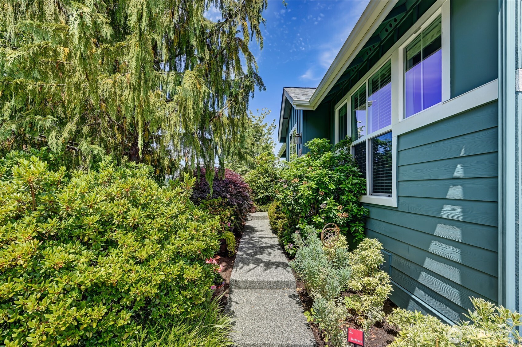 Easy walkway to the front door fur guests.
