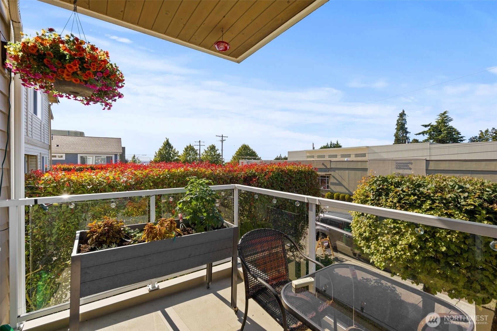 Balcony with Seasonal Sound & Mountain View