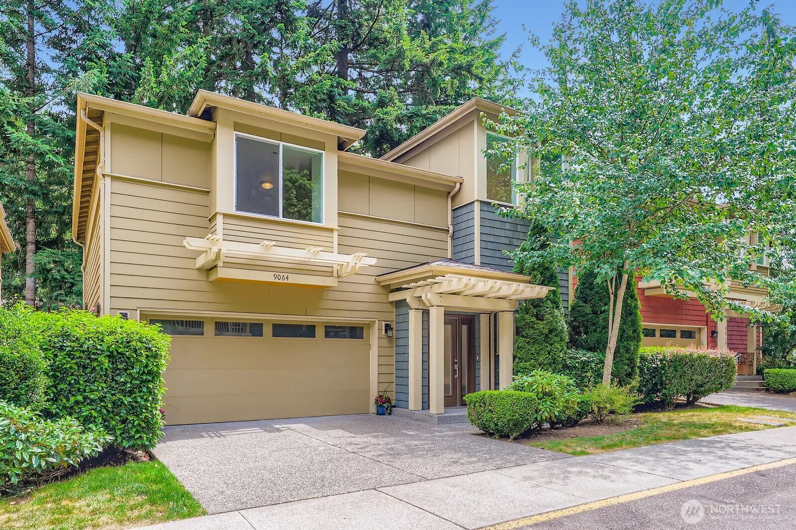 Zero lot line, detached home in Hideaway - a quiet community tucked away on the edge of downtown Redmond. Unbeatable location just minutes to EVERYTHING!