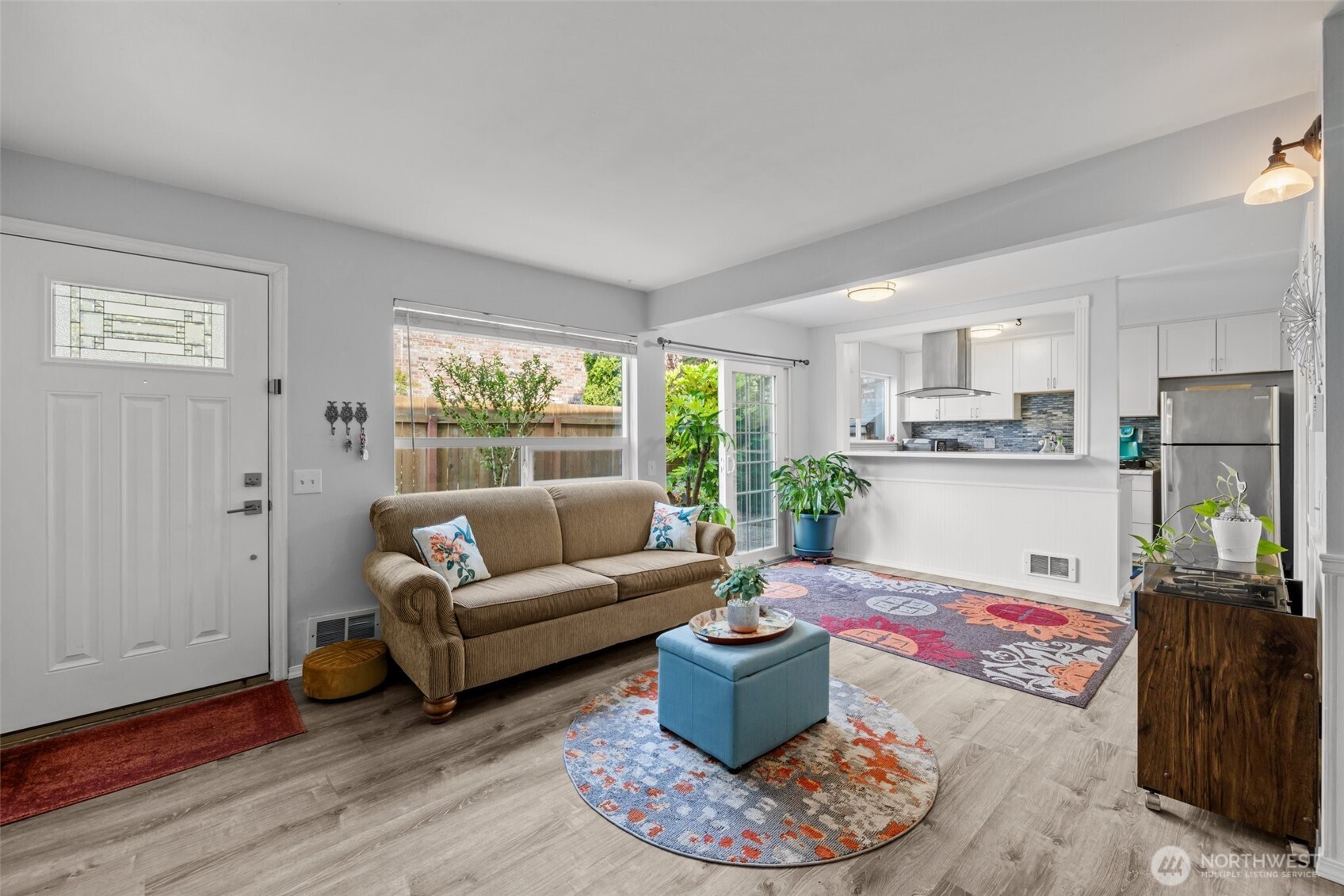 Step into a bright and open living area where natural light floods in, making it the perfect spot for relaxing or entertaining.