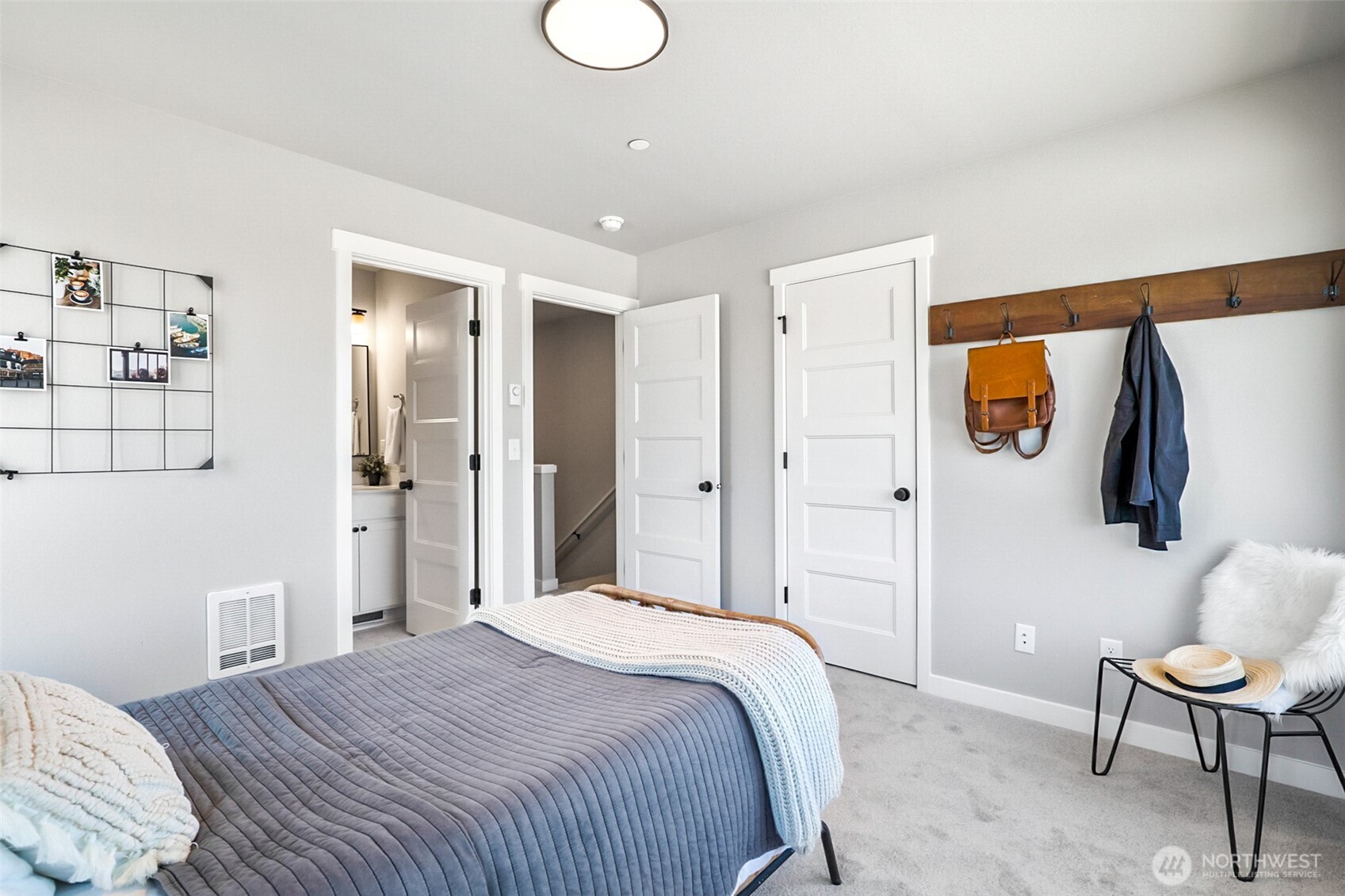 Photographs are for illustrative purposes only. Features, finishes, interior/exterior colors, landscaping and floorplan shown may vary from actual homes built.