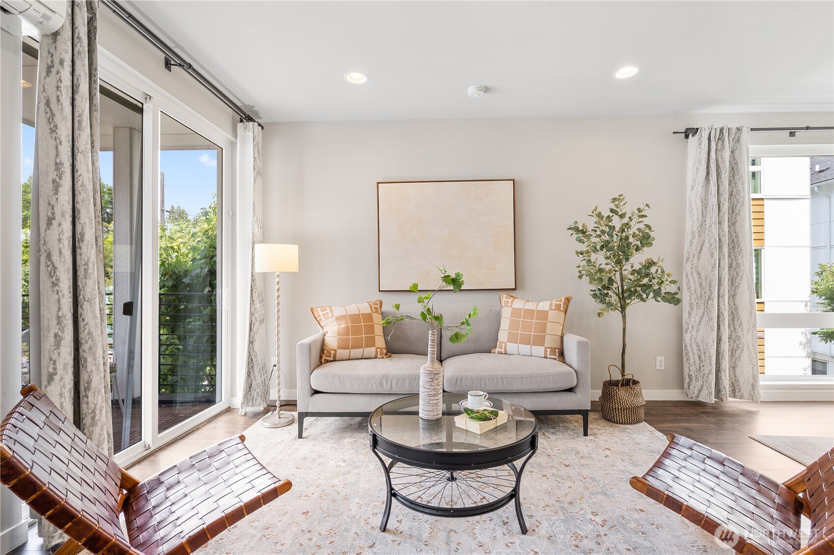 An end-unit design means extra windows, more sunlight, and a patio perfectly positioned to face the community’s serene courtyard.