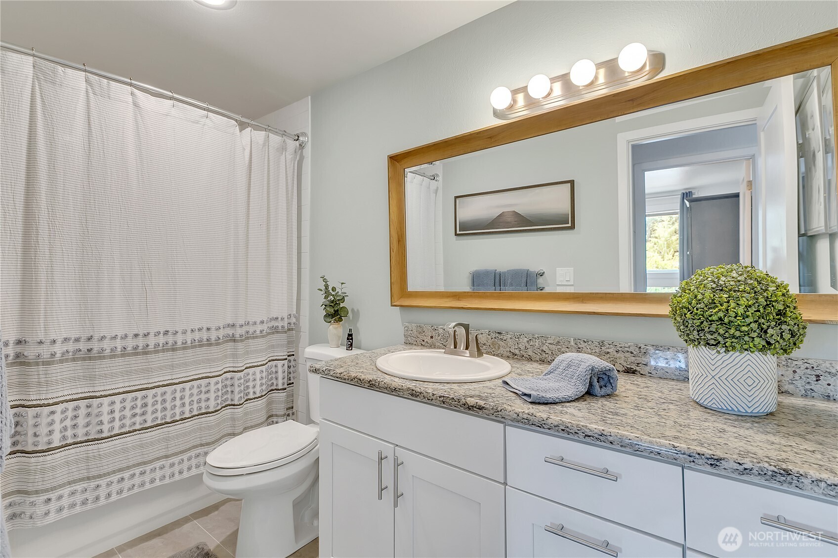 Full bathroom - bright and newly remodeled