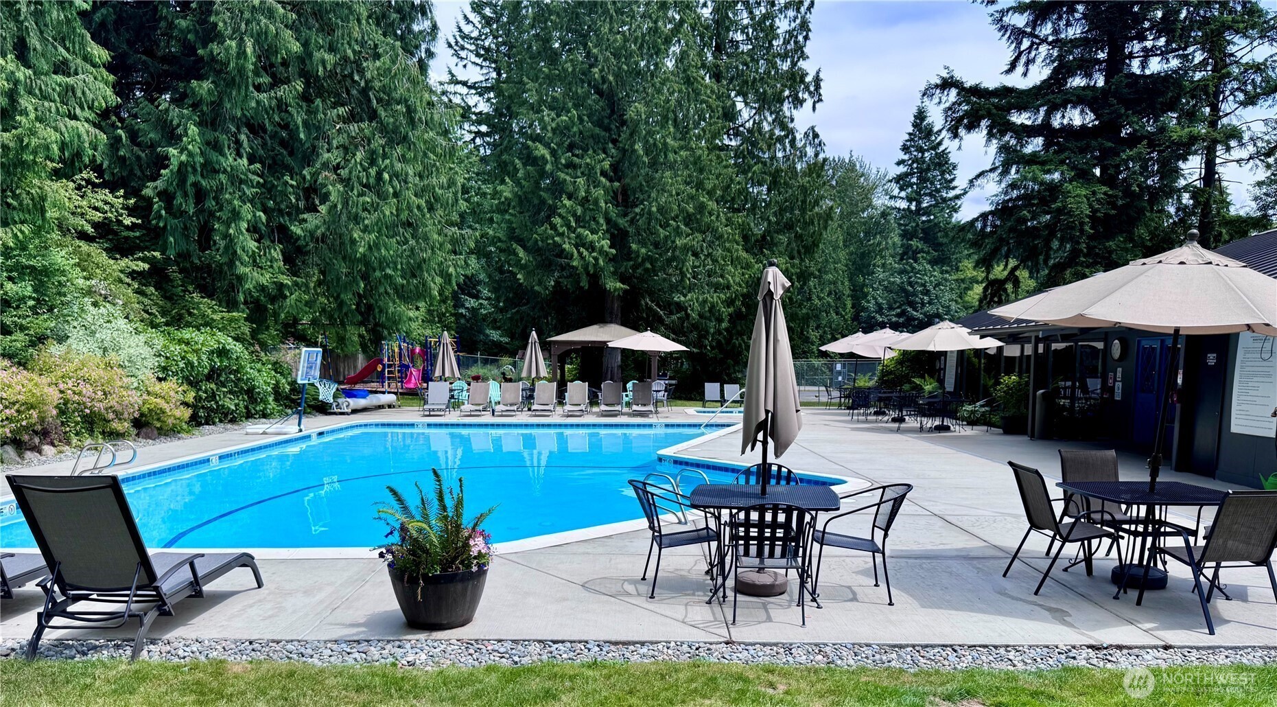 Mirrormont Community Pool - the perfect place to make a splash this summer!