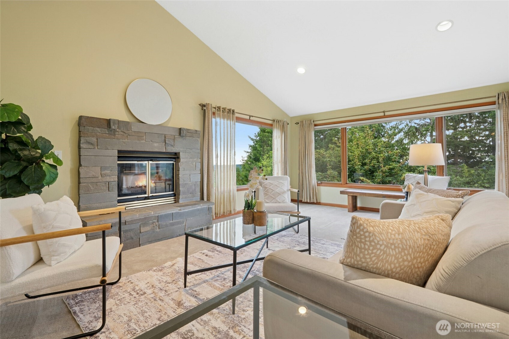 Loft with lots of natural ight and enjoy Lake Sammamish views in winters