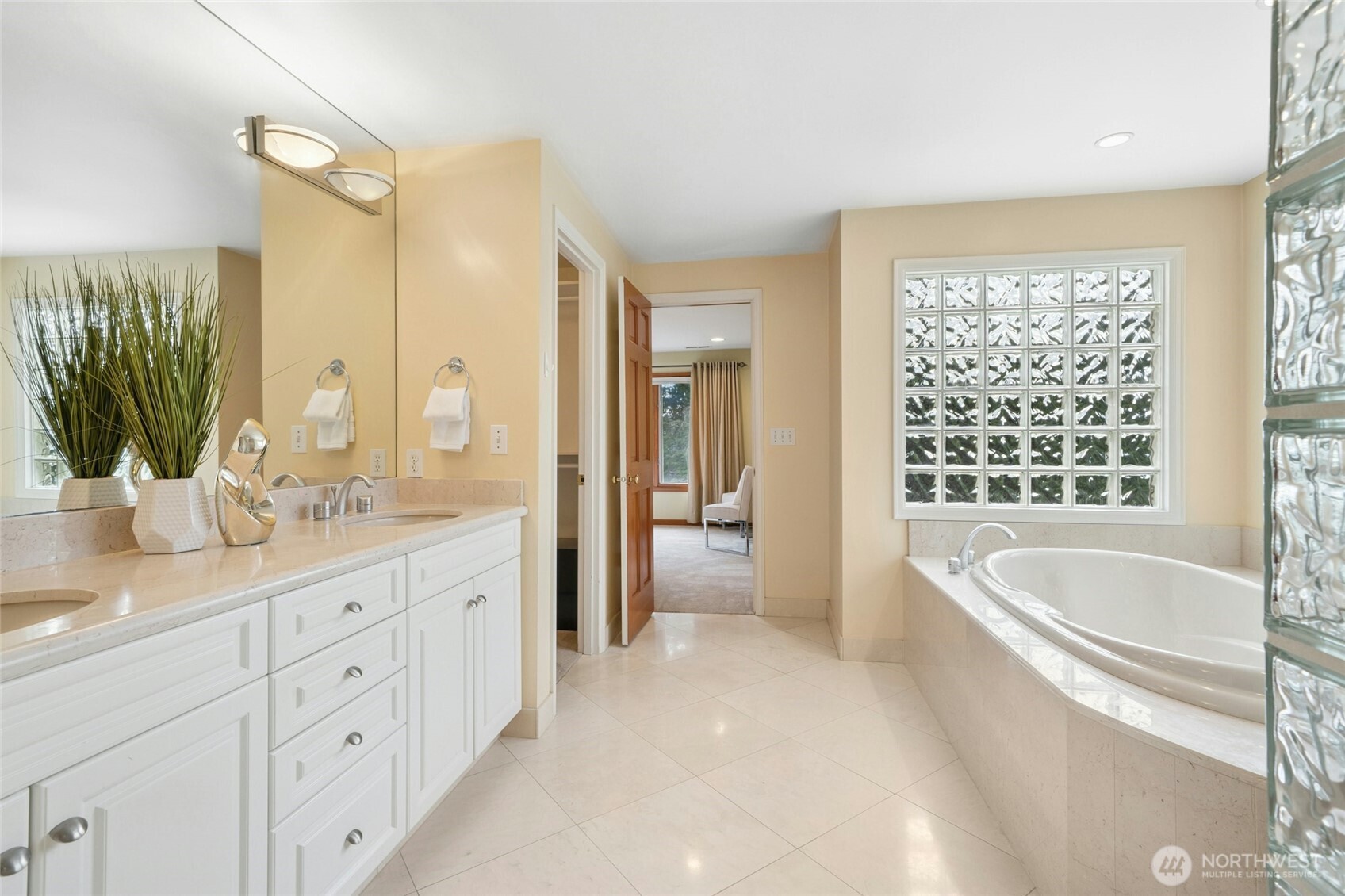Serene bath with clean, contemporary design