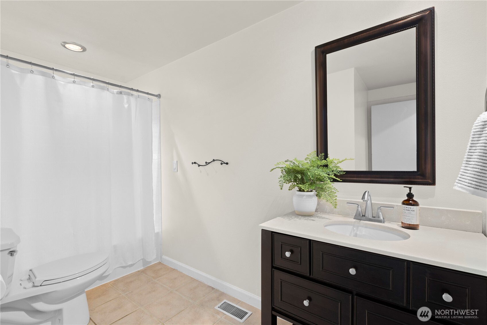 Full guest bath