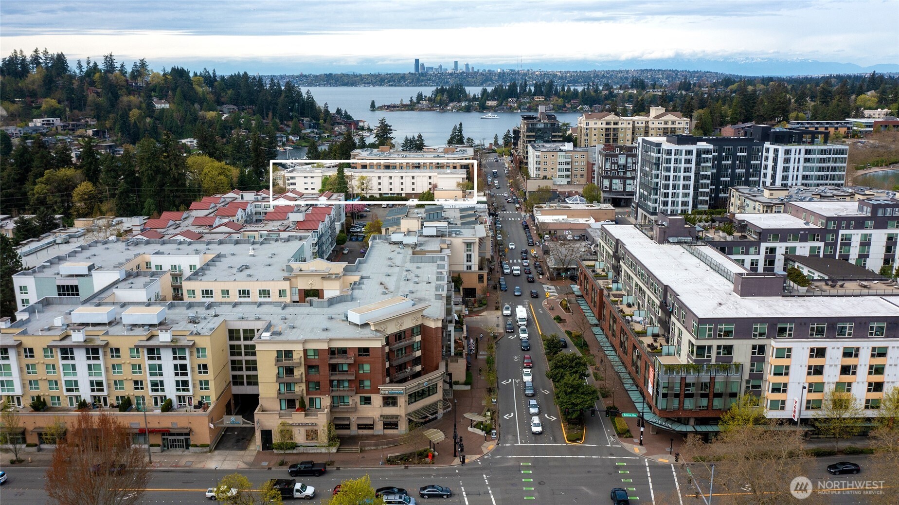 Old Main Street buzzes with boutique shops, acclaimed four-star restaurants, and vibrant local activity.