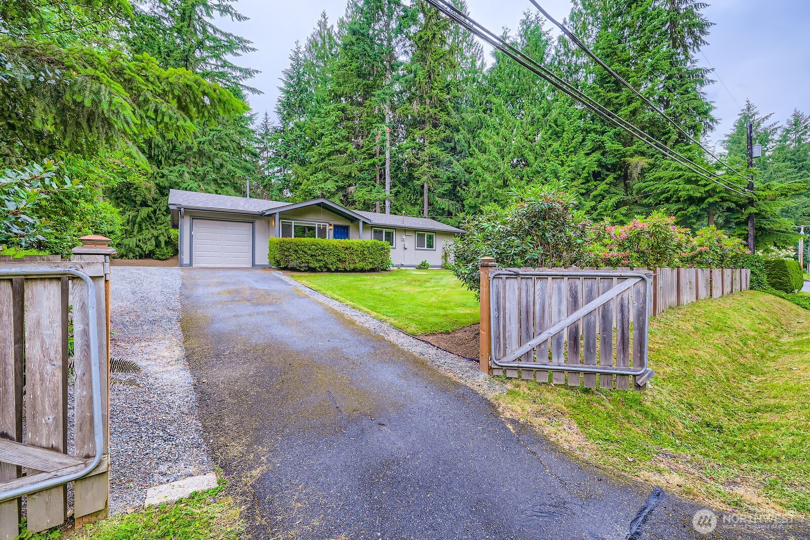 A spacious back yard with great entertaining patio