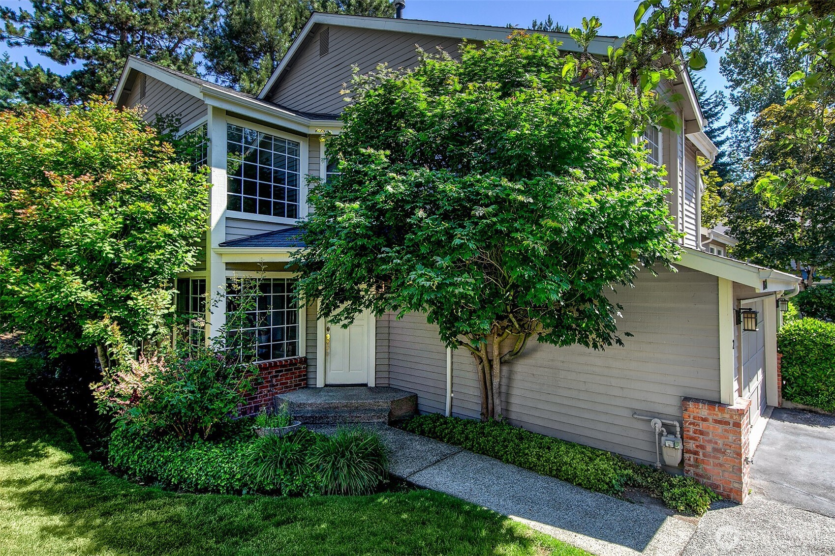 Great location for this end unit at Riva Chase.