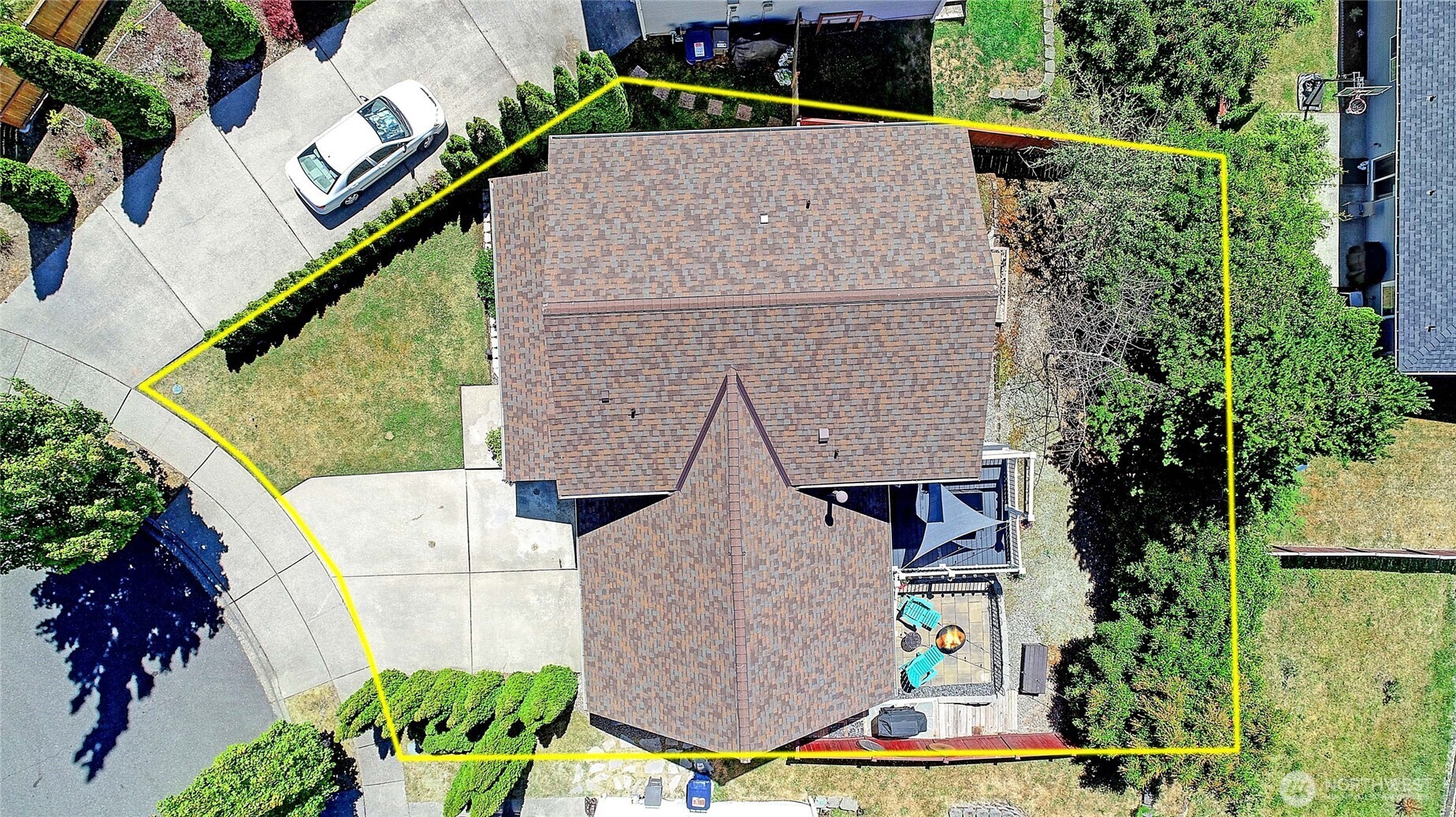 Aerial view showing approximate lot line & the 1 year new roof!