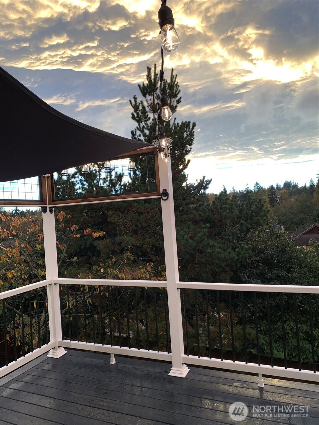 An eveining sky view from the deck.