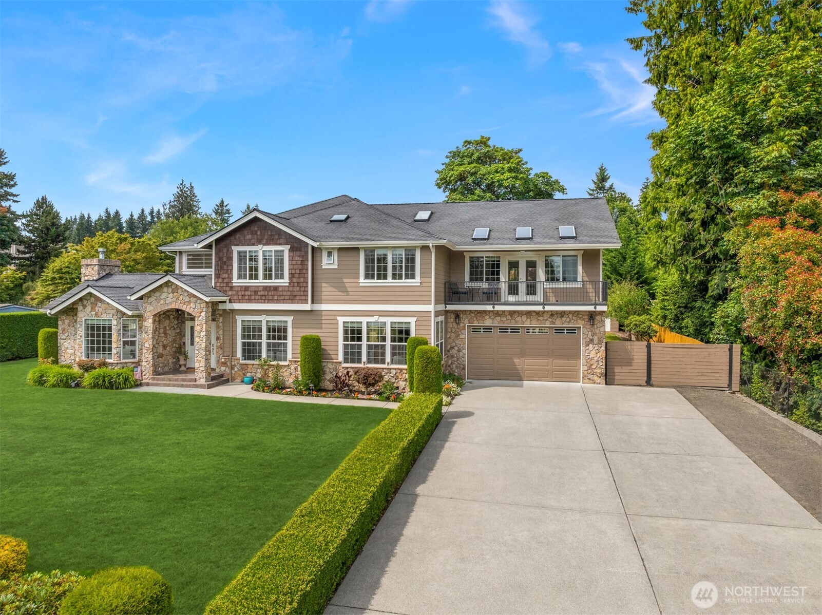 Large driveway to fit 10+ cars