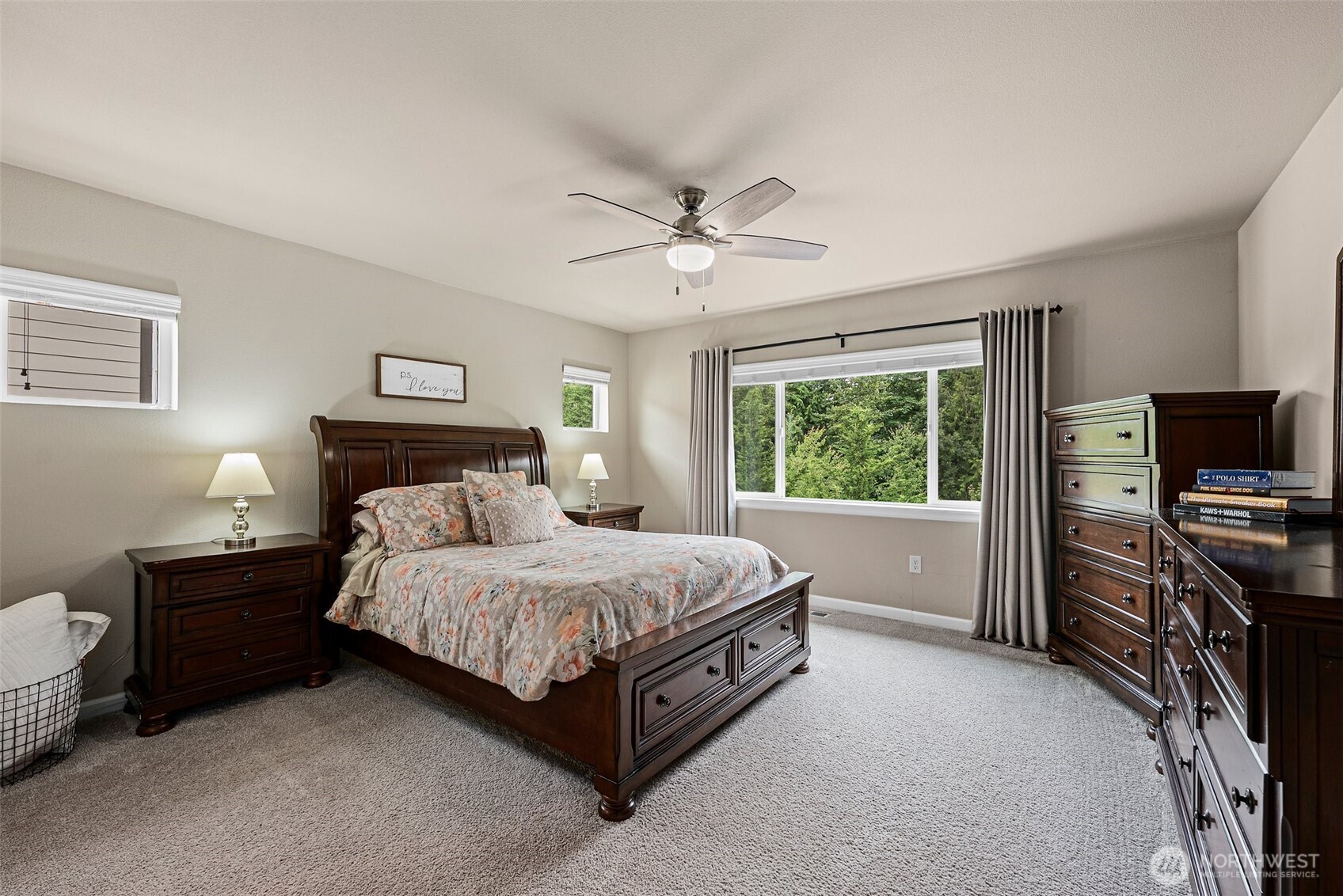 Bonus room w/flex-office space.