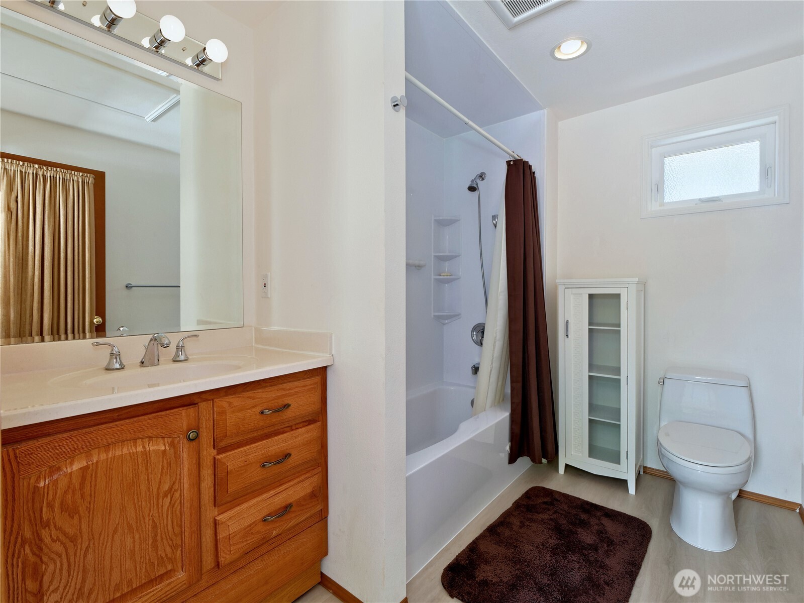 A main full bathroom upstair