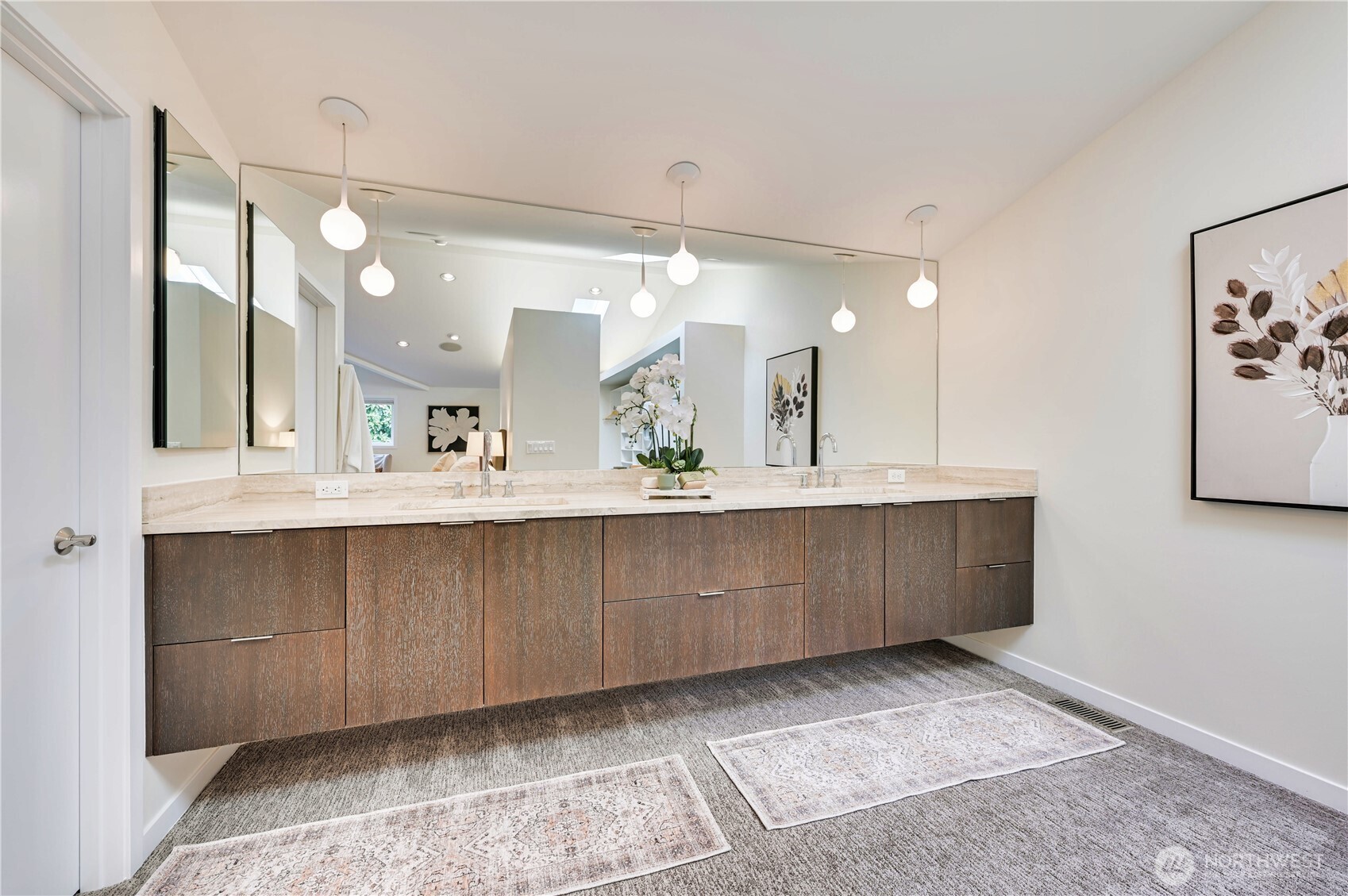 Lovely double vanity bath!