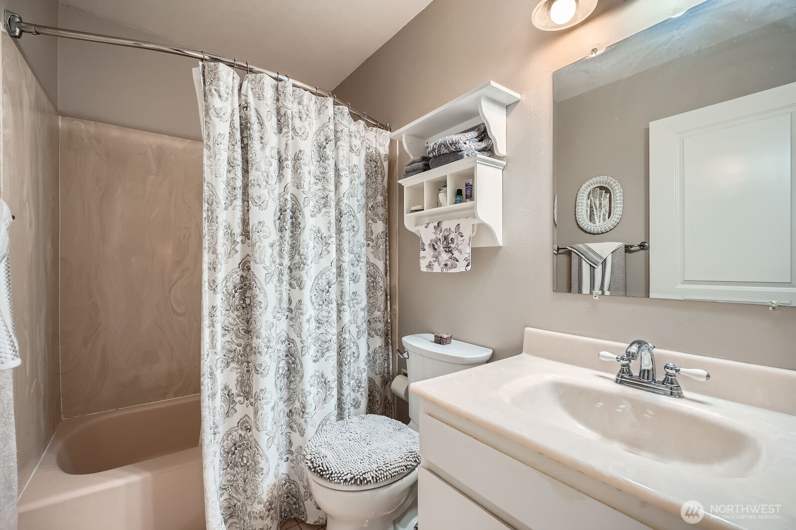 Main floor 2nd Bathroom.