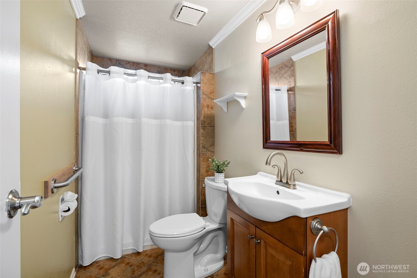 3/4 adjacent full bathroom. Walk in shower.