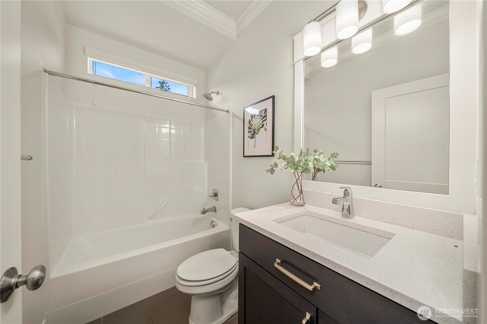 The full bath next to the main floor bedroom/den