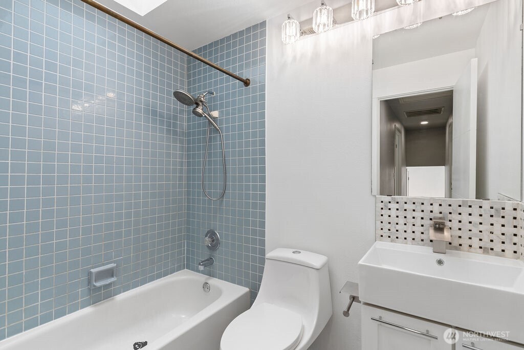 Full bath upper floor