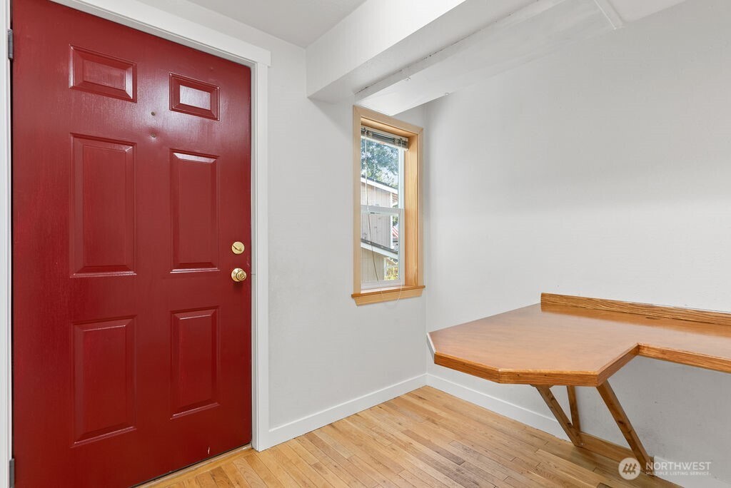 Bonus office/studio with exterior access