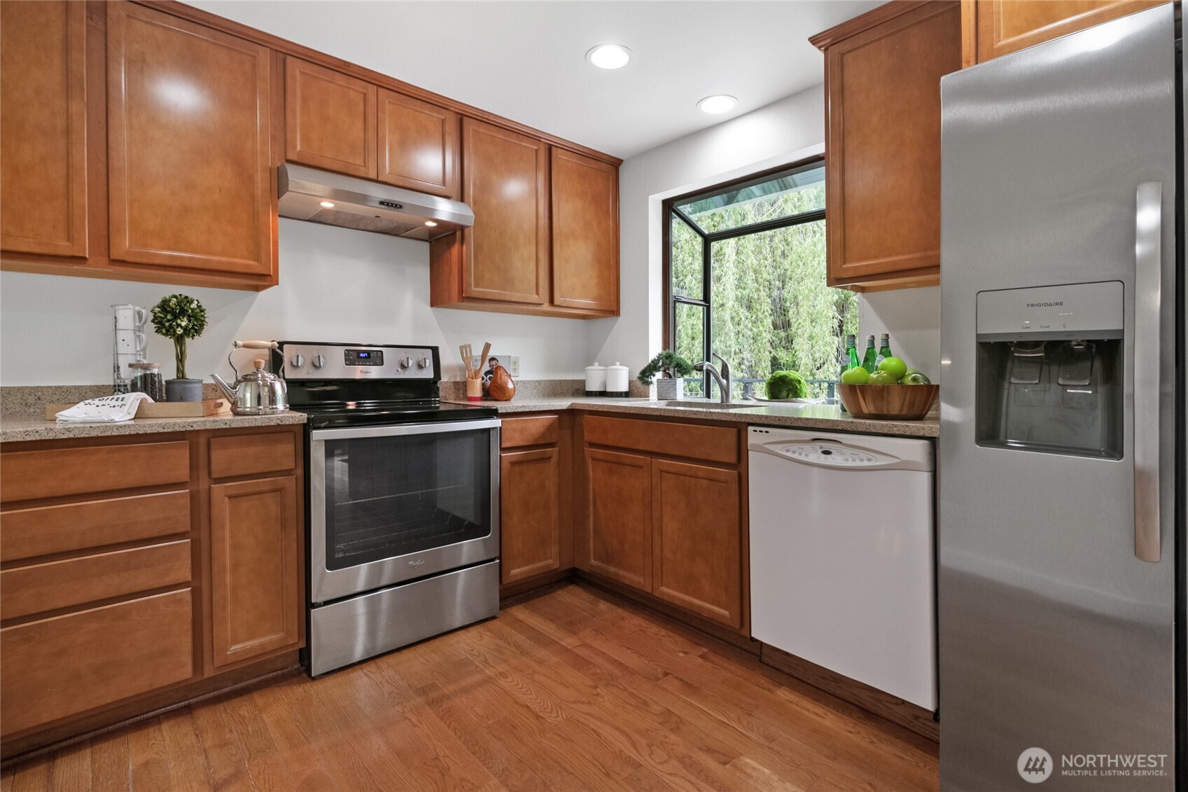 Plenty of storage for all your kitchen gadgets.